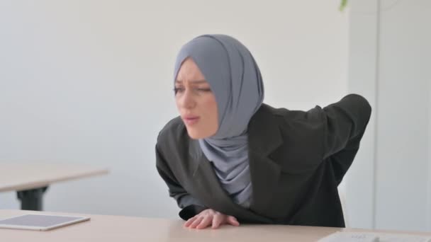 Moslim Zakenvrouw Met Rugpijn Zittend Kantoor — Stockvideo