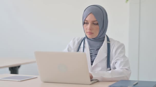 Nein Ablehnung Muslimischer Ärztin Mit Erhobenem Zeigefinger Klinik — Stockvideo