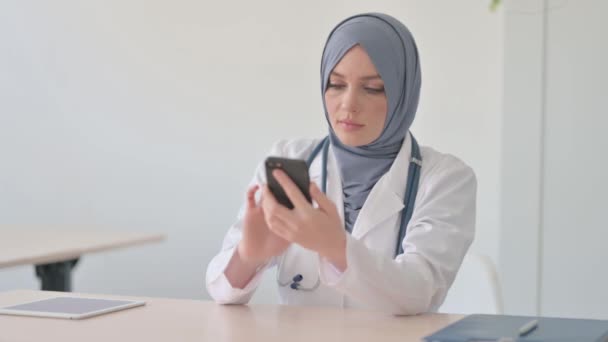 Muszlim Női Orvos Okostelefon Használata Klinikában — Stock videók