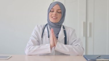 Çevrimiçi Video Sohbeti Yapan Müslüman Kadın Doktor Portresi