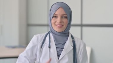 Klinikteki Müslüman Kadın Doktor 'dan Başparmak Kaldı