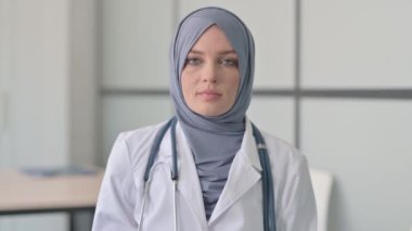 Hayır, Müslüman Kadın Doktor Yalanlama 'da Parmağını Sallıyor