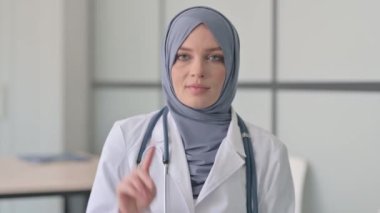 Hayır, Müslüman Kadın Doktor Yalanlama 'da Parmağını Sallıyor
