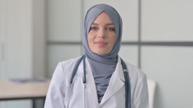 Çevrimiçi Video Sohbeti Yapan Müslüman Kadın Doktor Portresi