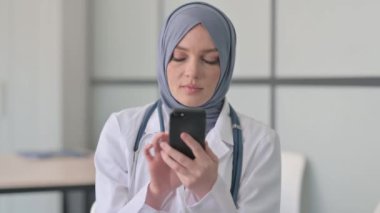 Akıllı Telefon kullanan Müslüman Kadın Doktorun Portresi