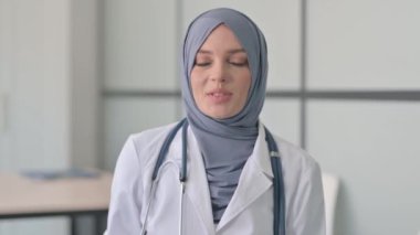 Çevrimiçi Video Sohbeti Yapan Müslüman Kadın Doktor Portresi