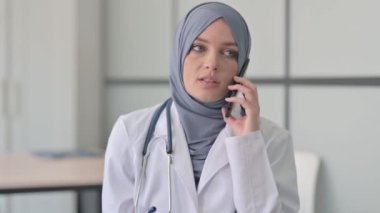 Telefonda Konuşan Müslüman Kadın Doktor Portresi