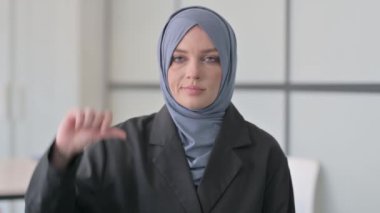 Müslüman İş Kadını 'nın Portresi Başparmaklarını İndiriyor