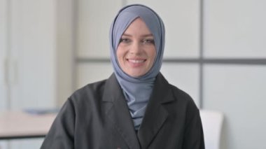 Müslüman İş Kadını 'nın Portresi Başparmak Kalktı