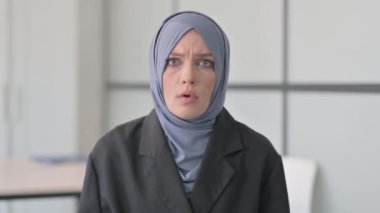 Şok Olan Müslüman İş Kadını 'nın Portresi Hayret Ediyor