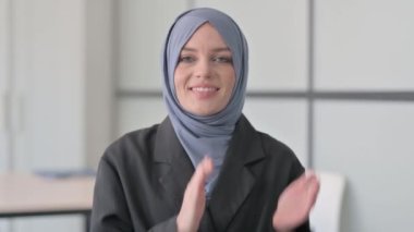 Heyecanlı Müslüman İş Kadını 'nın Takımı Alkışlamasının Portresi