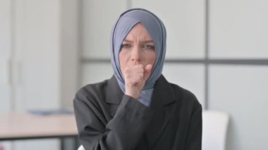 Ofiste Öksüren Hasta Müslüman İş kadınının Portresi