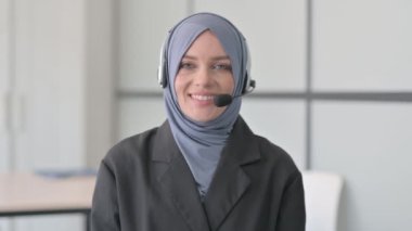 Kulaklıklı Müslüman İş Kadını Çağrı Merkezindeki Kameraya Gülümsüyor