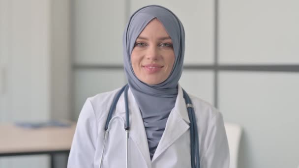 Πορτρέτο Του Χαμογελαστού Μουσουλμάνου Γιατρού Γυναίκα Στην Κλινική — Αρχείο Βίντεο