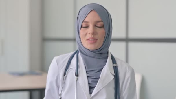 Retrato Médica Muçulmana Fazendo Chat Por Vídeo Online — Vídeo de Stock