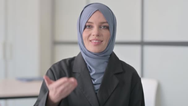 Portret Van Een Moslimzakenvrouw Die Nieuwe Mensen Uitnodigt — Stockvideo