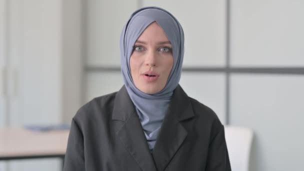 兴奋的穆斯林女商人庆祝成功的画像 — 图库视频影像
