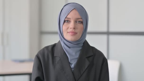Retrato Una Empresaria Musulmana Apuntando Cámara — Vídeo de stock