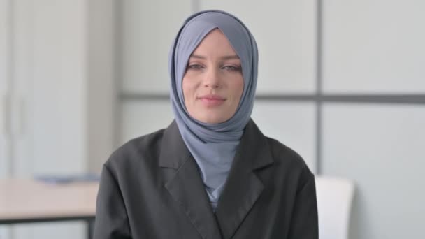 Porträtt Muslimsk Affärskvinna Med Handgjort Hjärta — Stockvideo