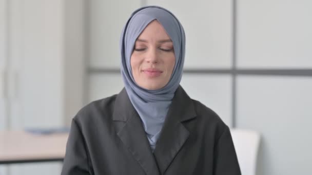Retrato Empresaria Musulmana Con Corazón Hecho Mano — Vídeos de Stock