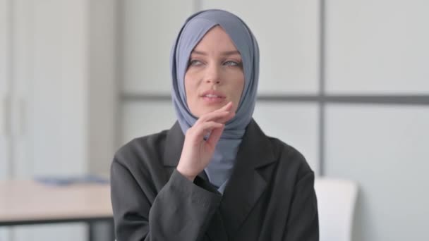 新しいアイデアを持つ魅力的なイスラム教徒のビジネス女性の肖像 — ストック動画
