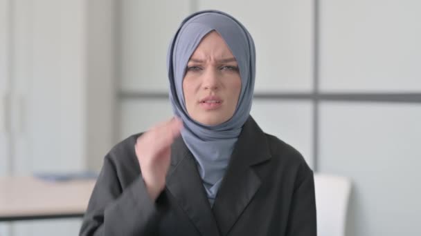 Yorgun Müslüman Kadınının Baş Ağrısı Portresi — Stok video