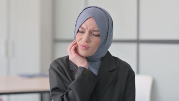 Portrait Muslim Businesswoman Toothache — Stock Video