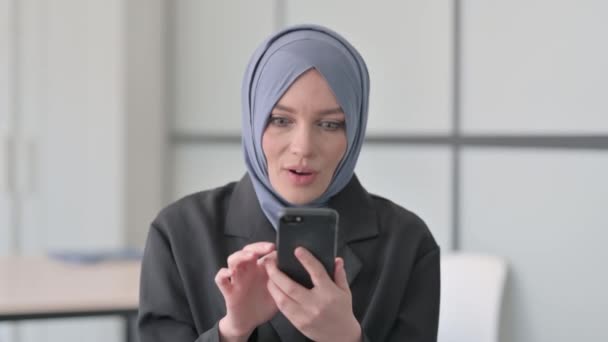 Smartphone Başarıyı Kutlayan Müslüman Kadınının Portresi — Stok video