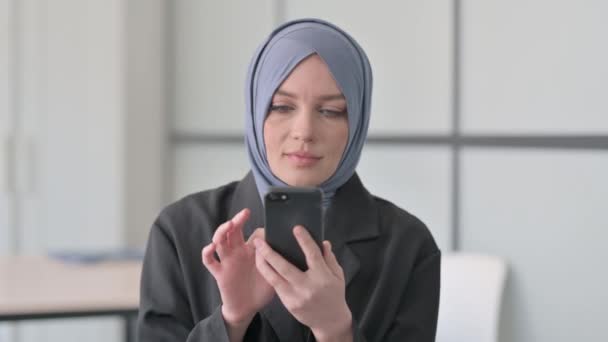 Smartphone Kullanan Müslüman Kadınının Portresi — Stok video