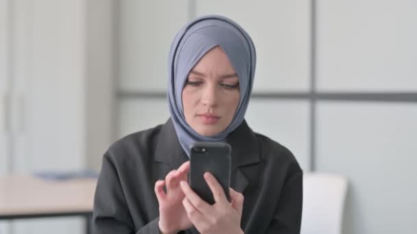 スマートフォンの損失によってショックを受けたイスラム教徒のビジネス女性の肖像 — ストック動画