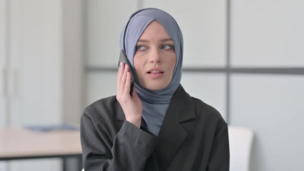 Retrato Una Empresaria Musulmana Hablando Por Teléfono — Vídeo de stock