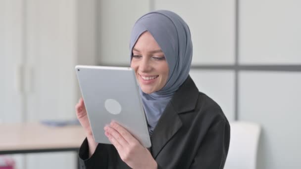 Portret Van Moslim Zakenvrouw Doet Videochat Tablet — Stockvideo