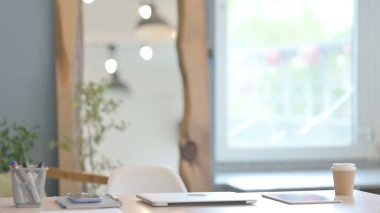 Genç İşadamı Bilgisayarı Kapattıktan sonra Ofisten Ayrıldı