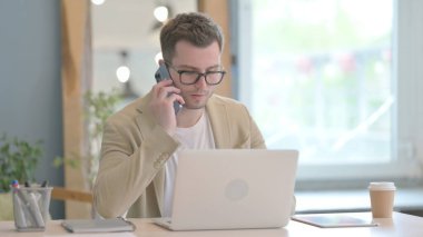 Genç İşadamı İş yerinde Telefonda Konuşuyor