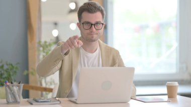 Kameraya gösteren işadamı portresi