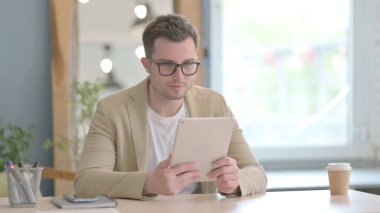 Genç İşadamı tarafından Tablet Online Görüntülü Sohbet