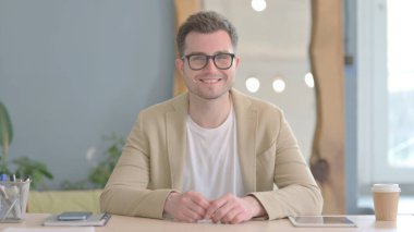 Gülümseyen Genç İşadamı 'nın Portresi Kameraya Bakıyor