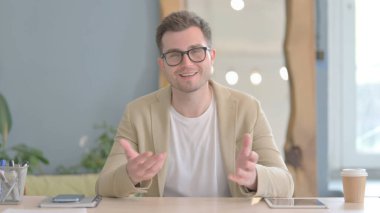 Çevrimiçi Video Sohbeti yapan Genç İş Adamı