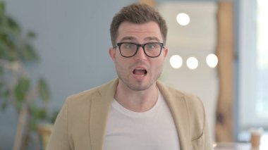 Kızgın Genç İş Adamı 'nın Tartışma ve Dövüşme Portresi