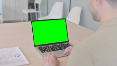 Yeşil Ekranlı Dizüstü Bilgisayar Kullanan İşadamı