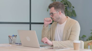 Genç İşadamı Öksürük 'ü laptopta çalıştırıyor