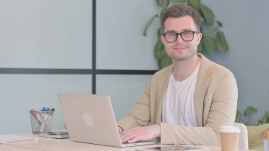 Evet, Genç İşadamı işaret ediyor ve kafasını sallıyor.