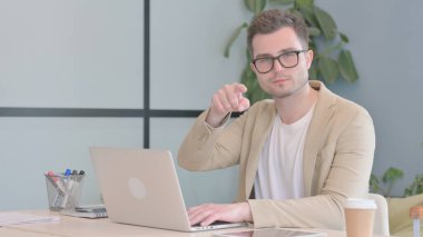 Kameraya gösteren işadamı portresi