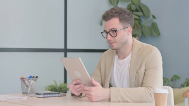 Genç İşadamı tarafından Tablet Online Görüntülü Sohbet