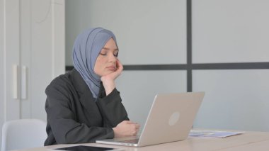 Yorgun Müslüman İş kadını Ofiste Uyuyor, Dinlenmeye ihtiyacı var