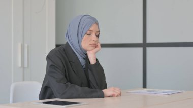 Yorgun Müslüman İş kadını Ofiste Uyuyor, Dinlenmeye ihtiyacı var