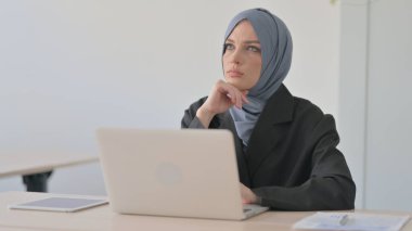 Müslüman İş Kadını Bilgisayarda Düşünüyor ve Çalışıyor