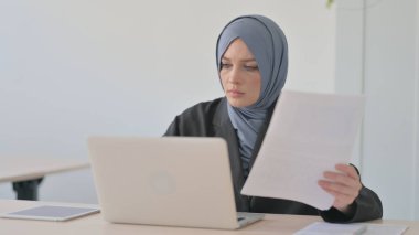 Müslüman İşkadını 'nın Belgeleri Okunuyor ve Dizüstü Bilgisayarda Çalışıyor