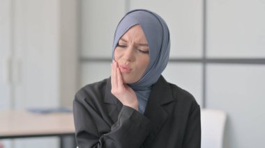 Dişi ağrılı Müslüman İş kadınının Portresi