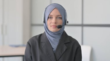 Kulaklıklı Müslüman İş Kadını Çağrı Merkezindeki Kameraya Bakıyor